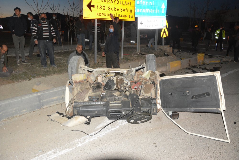 Çarpışan otomobillerden biri ikiye bölündü!