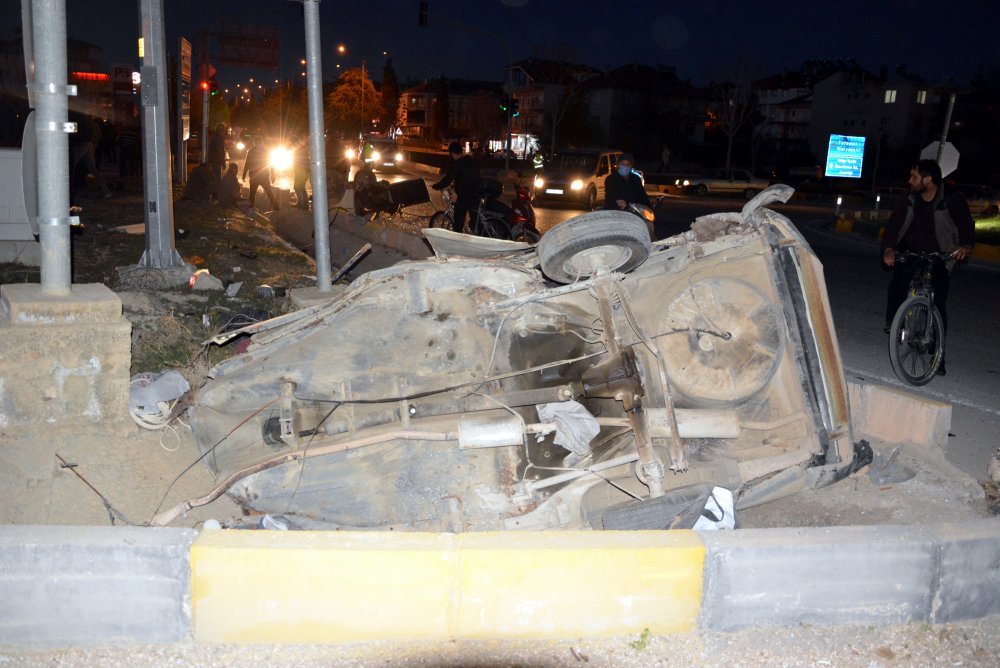 Çarpışan otomobillerden biri ikiye bölündü!