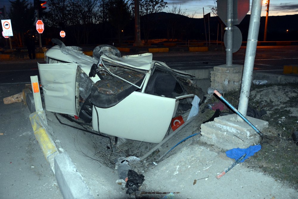 Çarpışan otomobillerden biri ikiye bölündü!