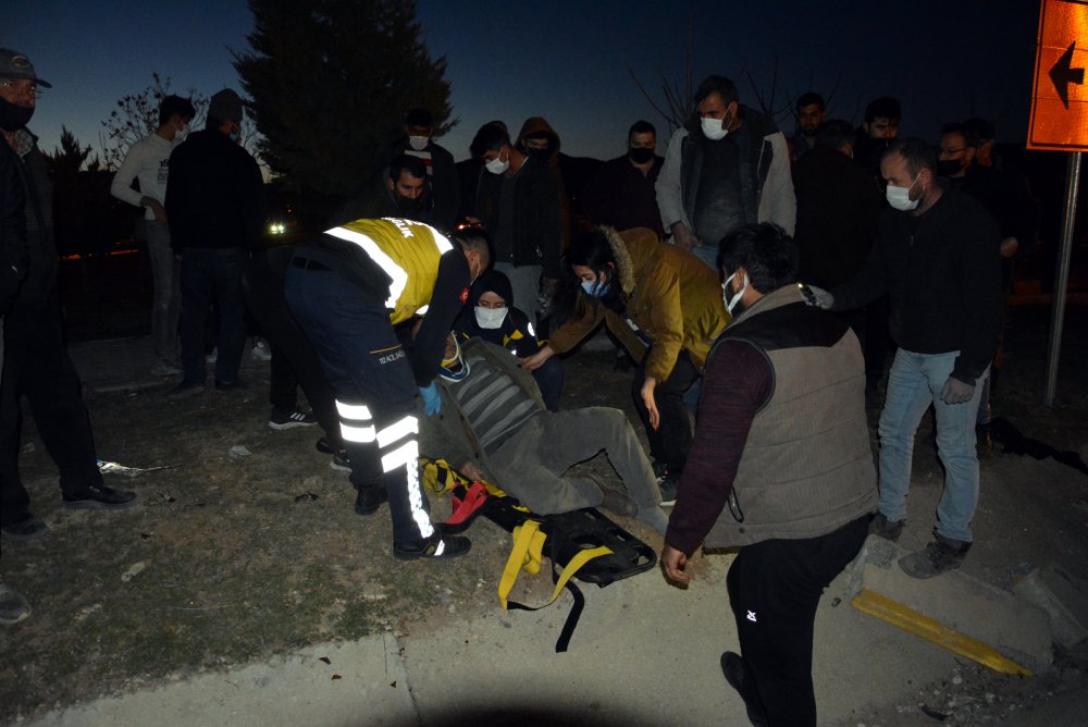 Çarpışan otomobillerden biri ikiye bölündü!