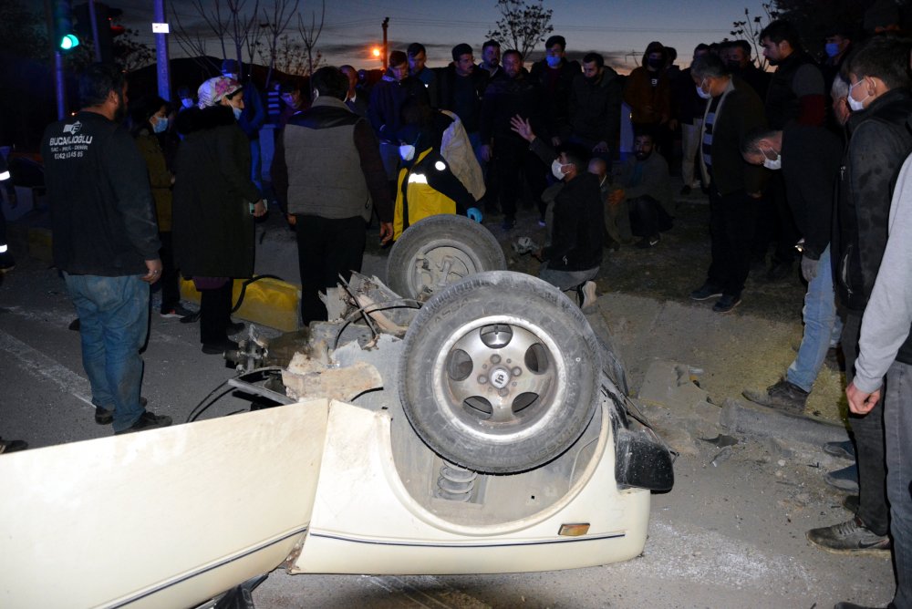 Çarpışan otomobillerden biri ikiye bölündü!