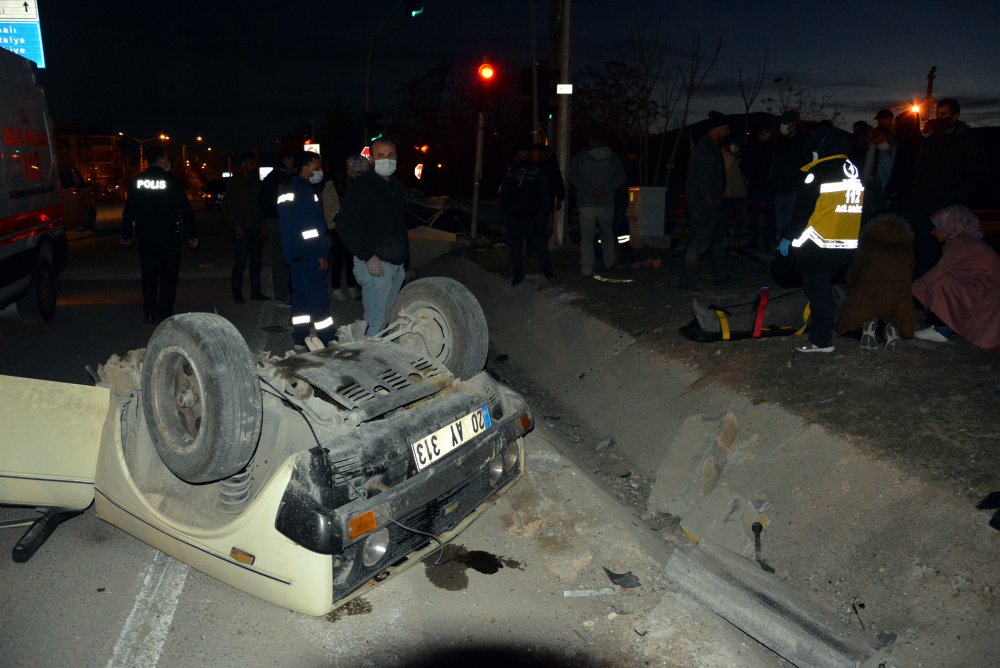 Çarpışan otomobillerden biri ikiye bölündü!