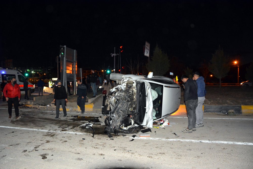 Çarpışan otomobillerden biri ikiye bölündü!