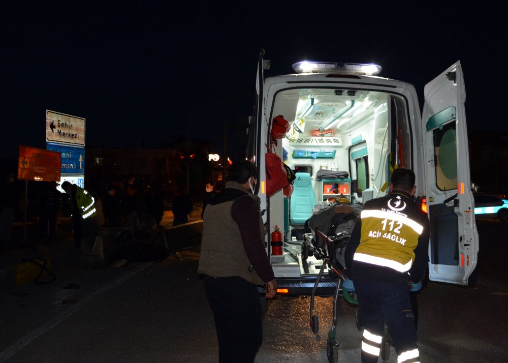Çarpışan otomobillerden biri ikiye bölündü!