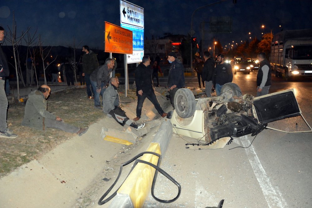 Çarpışan otomobillerden biri ikiye bölündü!