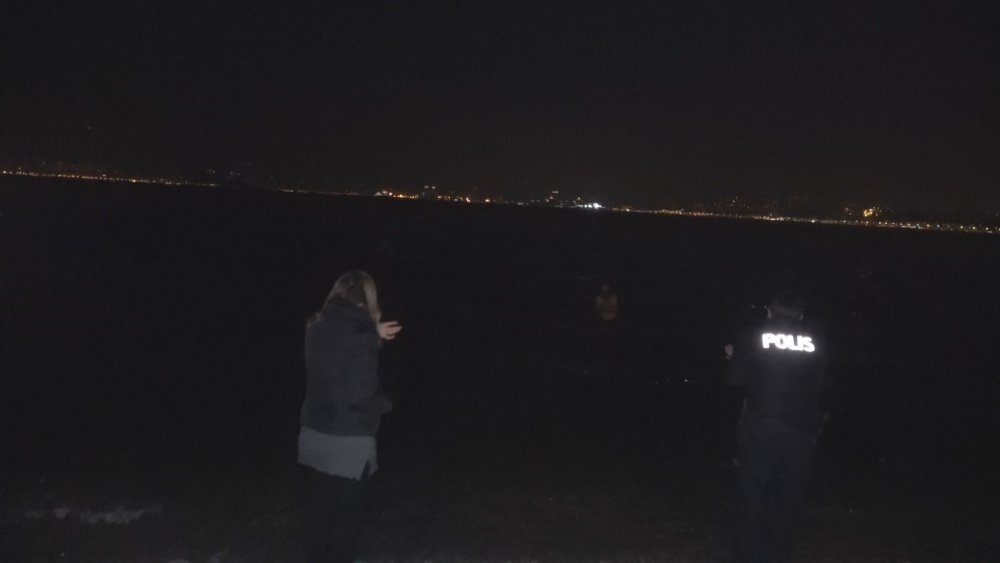 Gözaltına alınmamak için denize atladı
