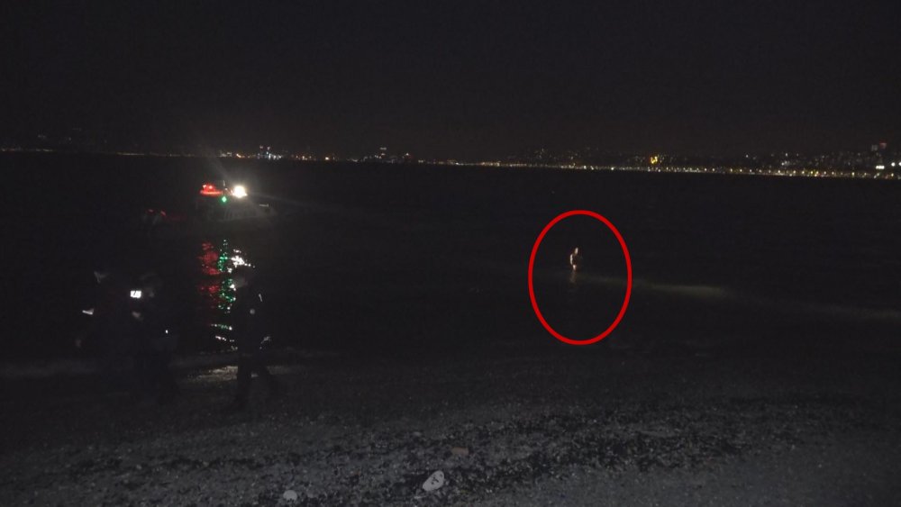 Gözaltına alınmamak için denize atladı