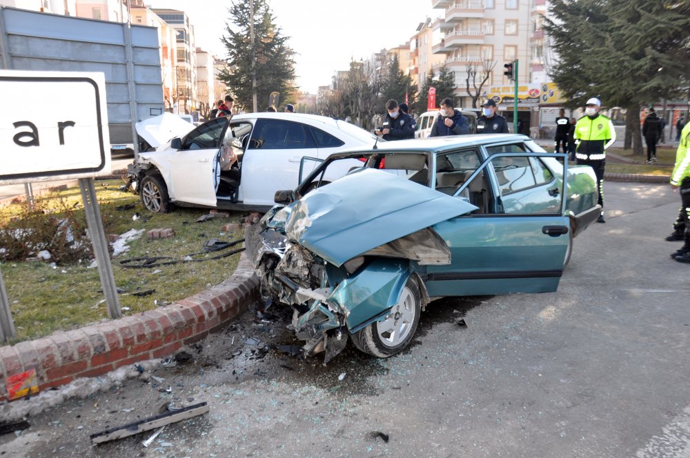 Karaman'da feci kaza! 2 otomobil de hurdaya döndü!