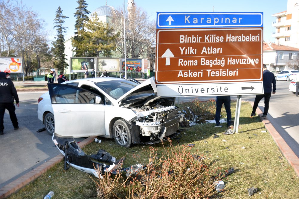 Karaman'da feci kaza! 2 otomobil de hurdaya döndü!