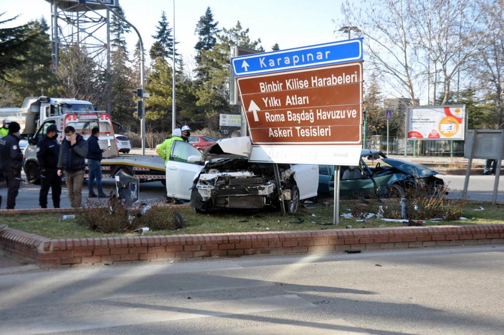 Karaman'da feci kaza! 2 otomobil de hurdaya döndü!