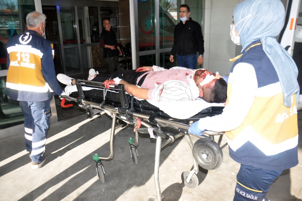 Karaman'da feci kaza! 2 otomobil de hurdaya döndü!