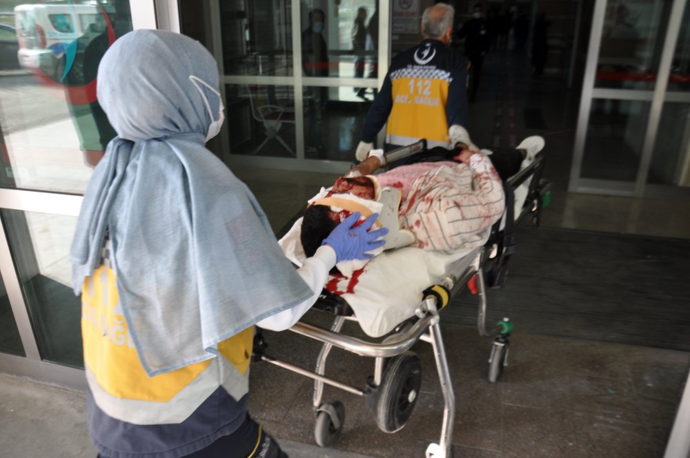 Karaman'da feci kaza! 2 otomobil de hurdaya döndü!