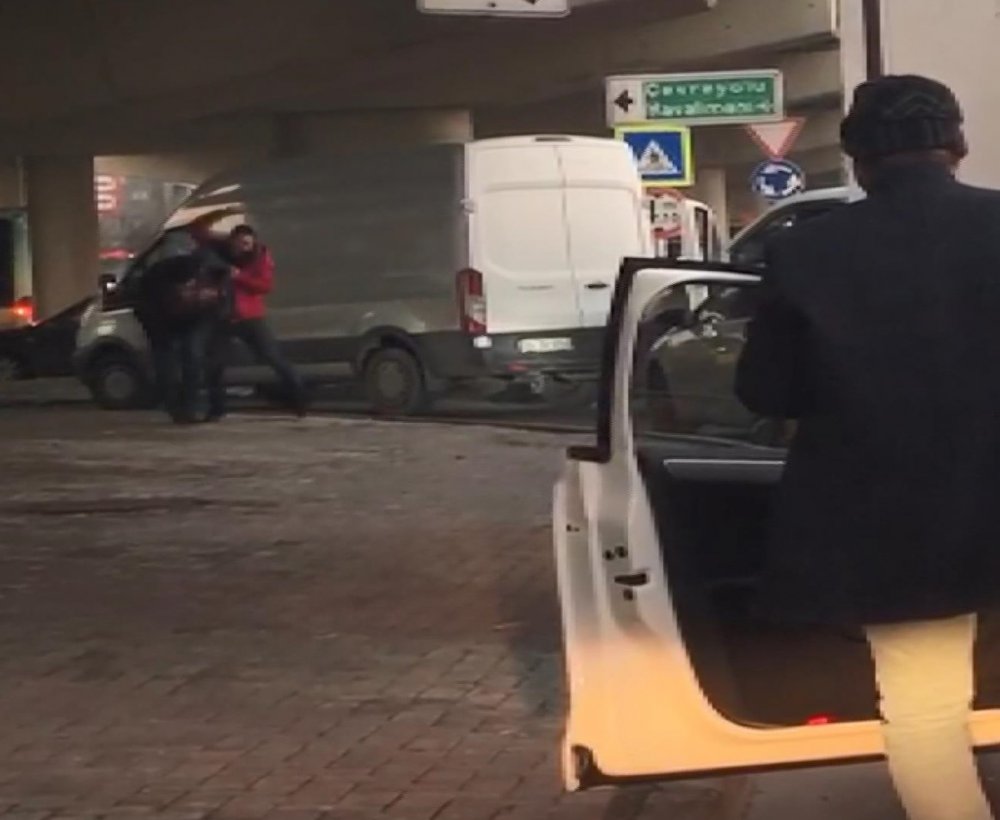 Önce çarptı sonra dövdü; Başakşehir'de trafikte darp!