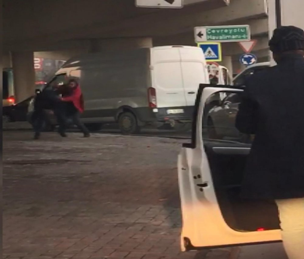 Önce çarptı sonra dövdü; Başakşehir'de trafikte darp!