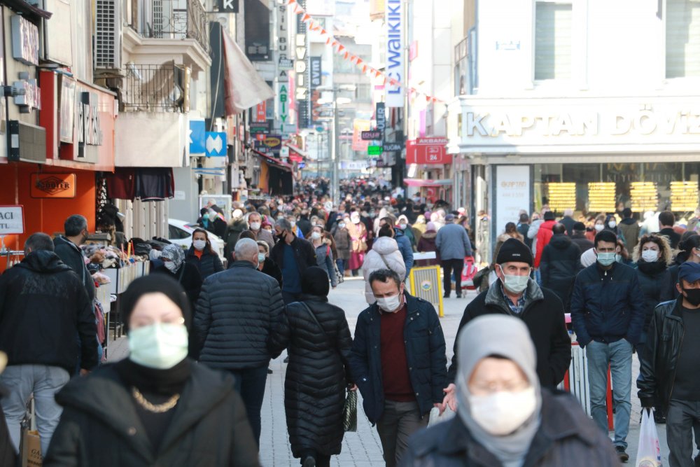 SOSYAL MESAFE UNUTULDU: Vaka sayılarının yükselişe geçtiği Samsun’da dikkat çeken kalabalıklar