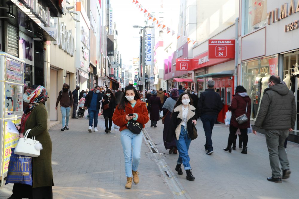 SOSYAL MESAFE UNUTULDU: Vaka sayılarının yükselişe geçtiği Samsun’da dikkat çeken kalabalıklar