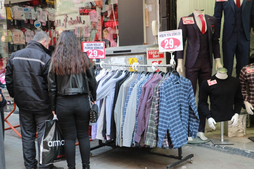 SOSYAL MESAFE UNUTULDU: Vaka sayılarının yükselişe geçtiği Samsun’da dikkat çeken kalabalıklar