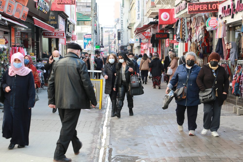SOSYAL MESAFE UNUTULDU: Vaka sayılarının yükselişe geçtiği Samsun’da dikkat çeken kalabalıklar