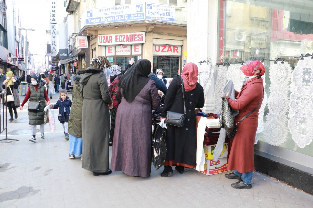 SOSYAL MESAFE UNUTULDU: Vaka sayılarının yükselişe geçtiği Samsun’da dikkat çeken kalabalıklar