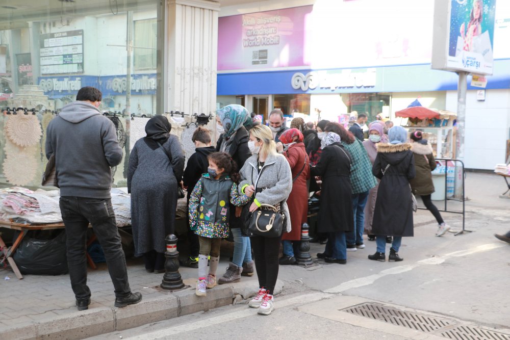 SOSYAL MESAFE UNUTULDU: Vaka sayılarının yükselişe geçtiği Samsun’da dikkat çeken kalabalıklar