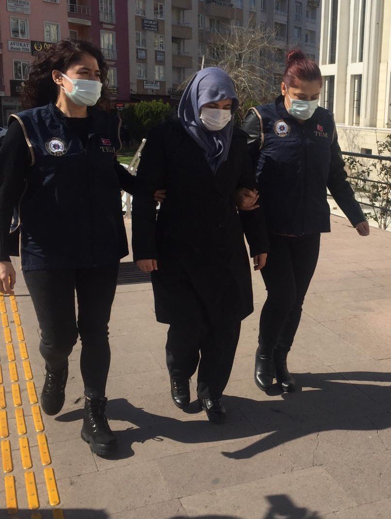 Balıkesir'de FETÖ firarisi kadın sahte kimlikle yakalandı