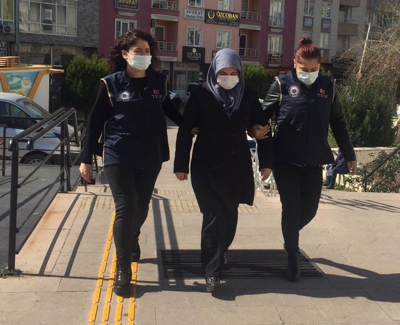 Balıkesir'de FETÖ firarisi kadın sahte kimlikle yakalandı