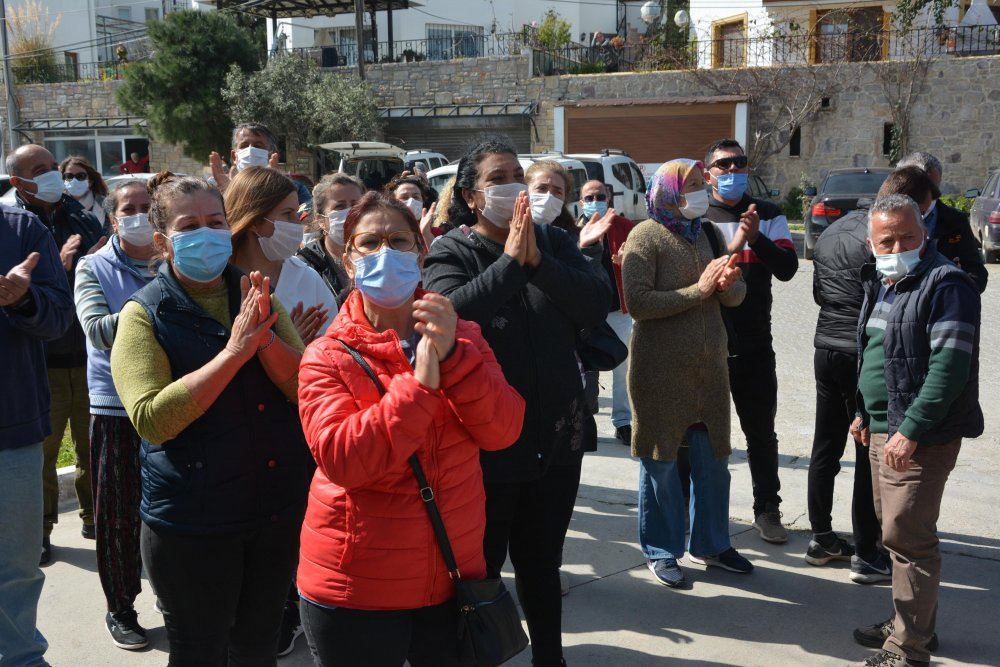 Datça'da kaçak bina sahipleri belediye binası önünde eylem yaptı: Yıkımlar durdurulsun