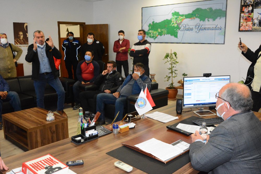 Datça'da kaçak bina sahipleri belediye binası önünde eylem yaptı: Yıkımlar durdurulsun