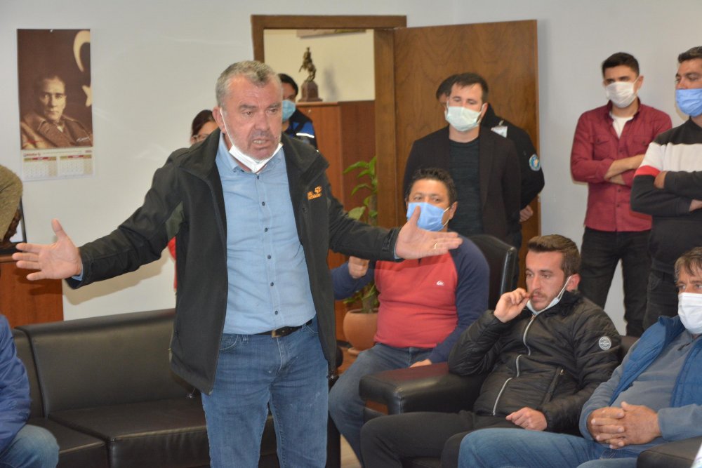 Datça'da kaçak bina sahipleri belediye binası önünde eylem yaptı: Yıkımlar durdurulsun