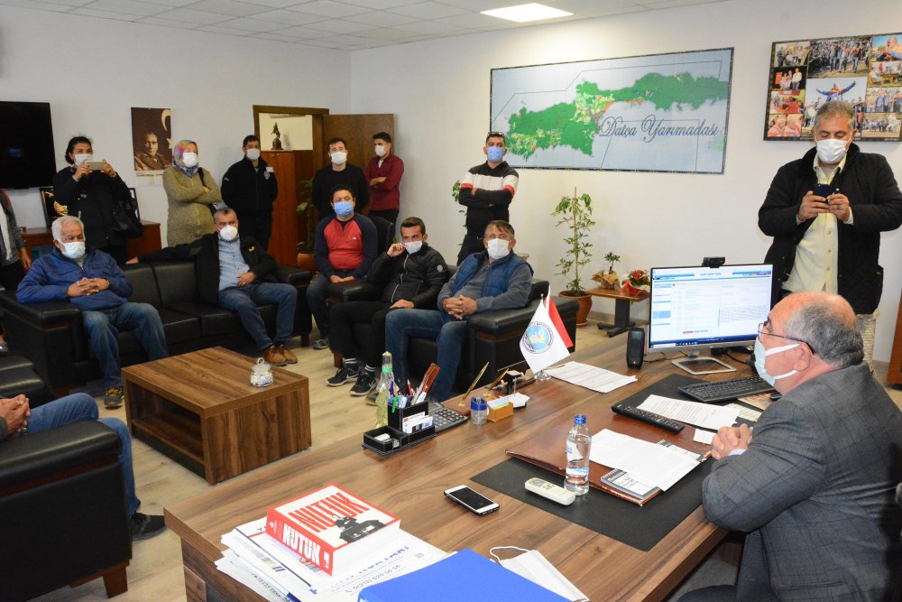 Datça'da kaçak bina sahipleri belediye binası önünde eylem yaptı: Yıkımlar durdurulsun