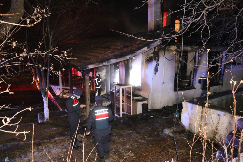Denizli'de kapalı restoranda yangın: 3 kişi hayatını kaybetti