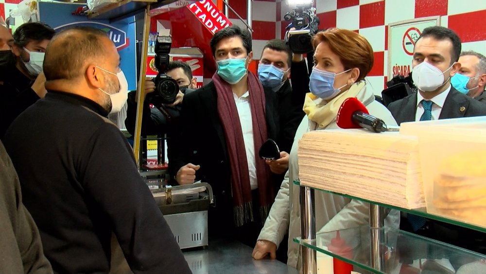Meral Akşener Büyükçekmece'de salgında hayatını kaybeden sağlıkçılar anısına fidan dikti