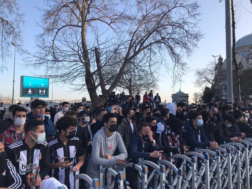 Beşiktaşlı taraftarlardan takıma coşkulu karşılama