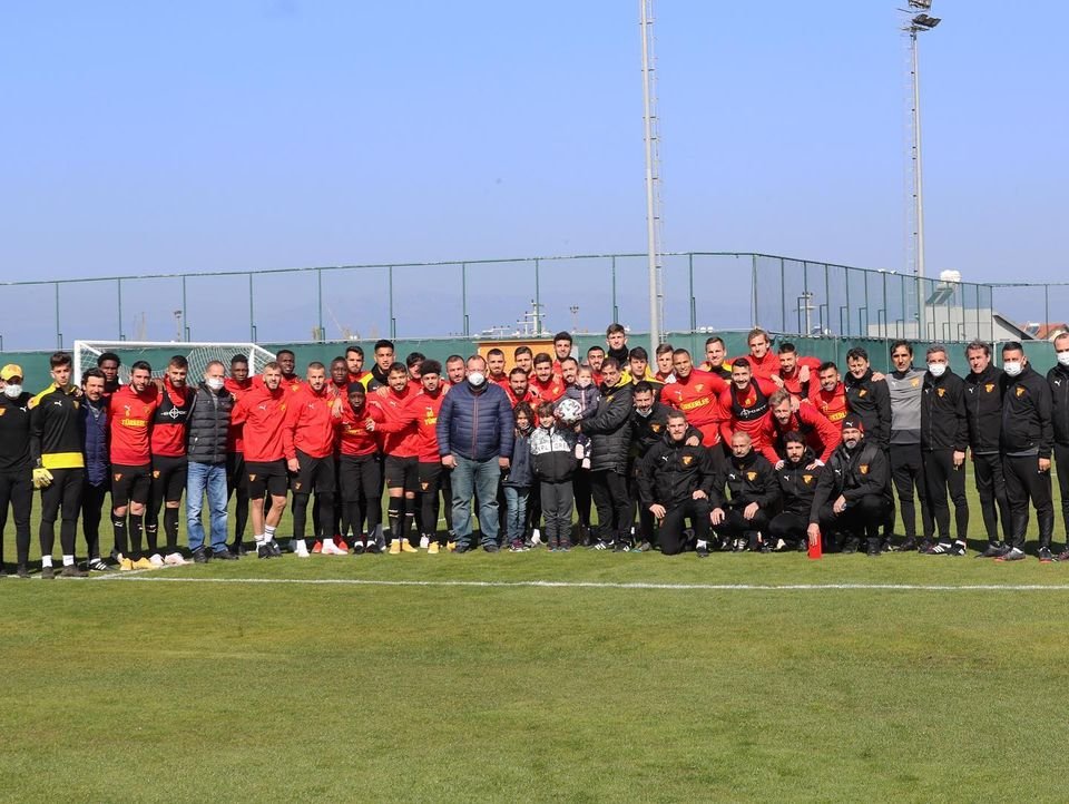 Depremin sembolü Ayda, Göztepe antrenmanında