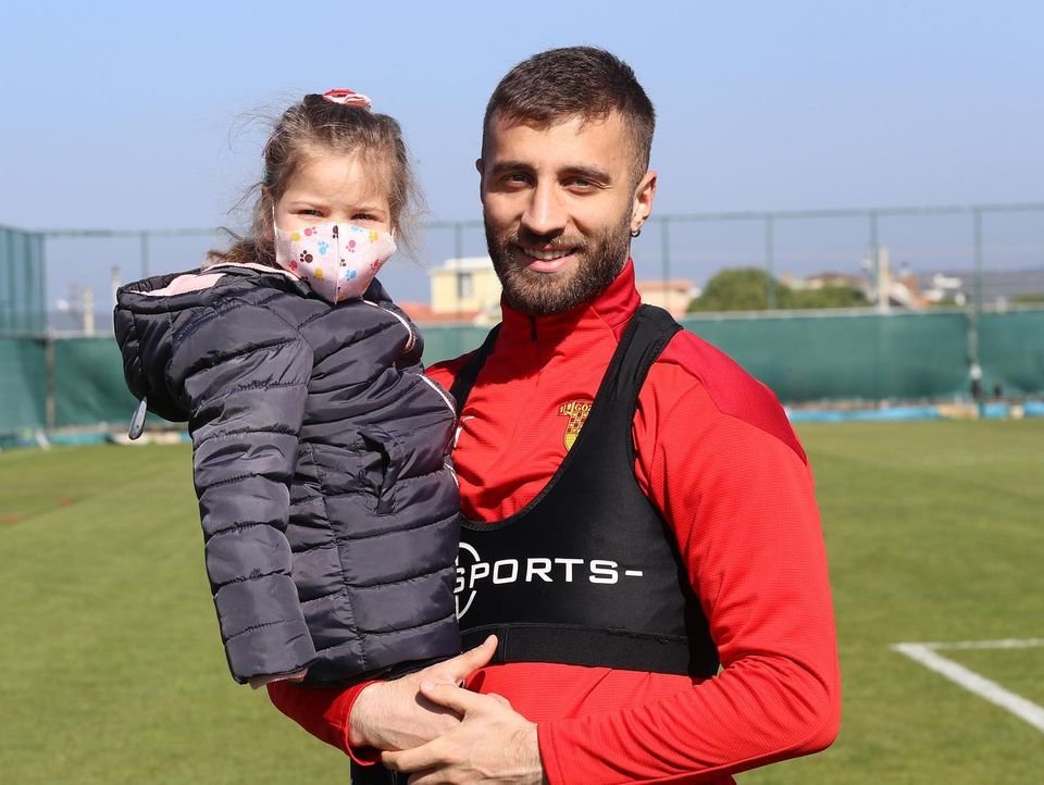 Depremin sembolü Ayda, Göztepe antrenmanında