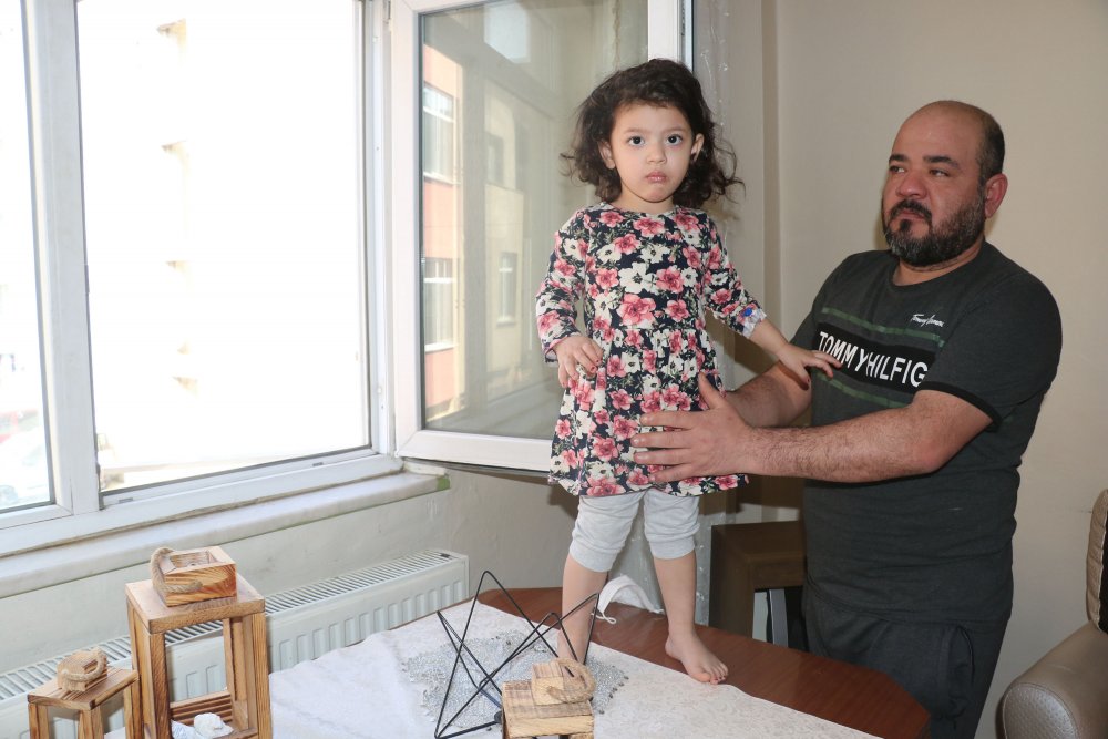 1'inci kattan düşen küçük kızı, çamaşır ipi kurtardı