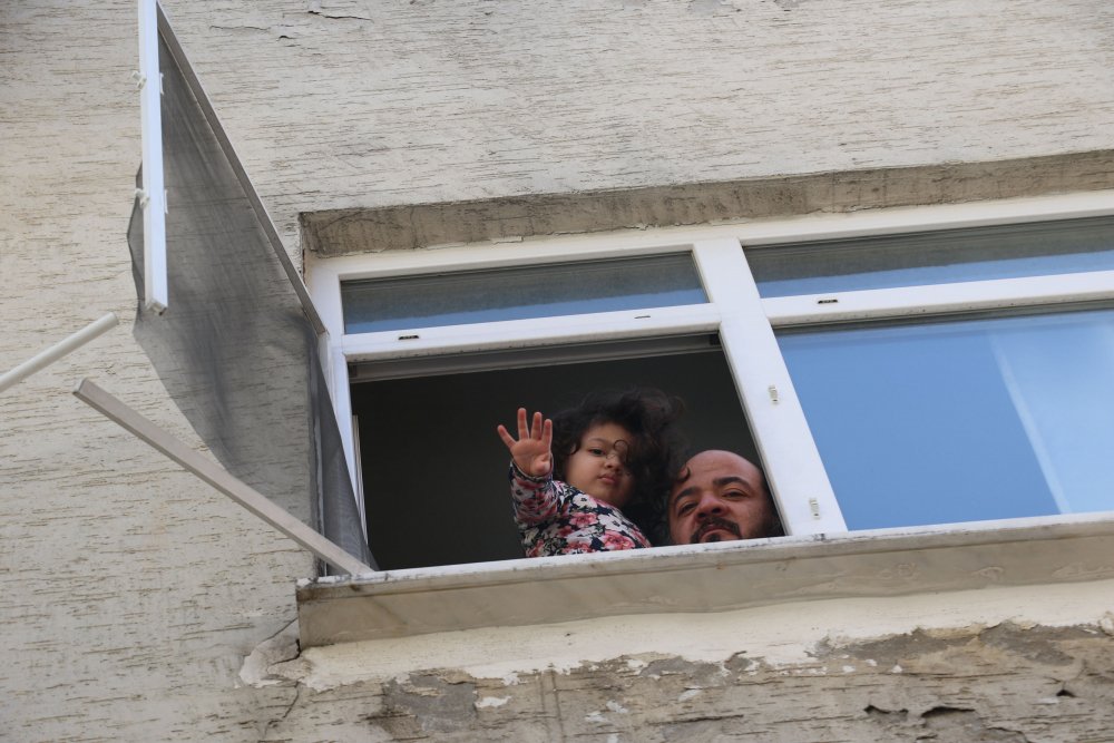 1'inci kattan düşen küçük kızı, çamaşır ipi kurtardı