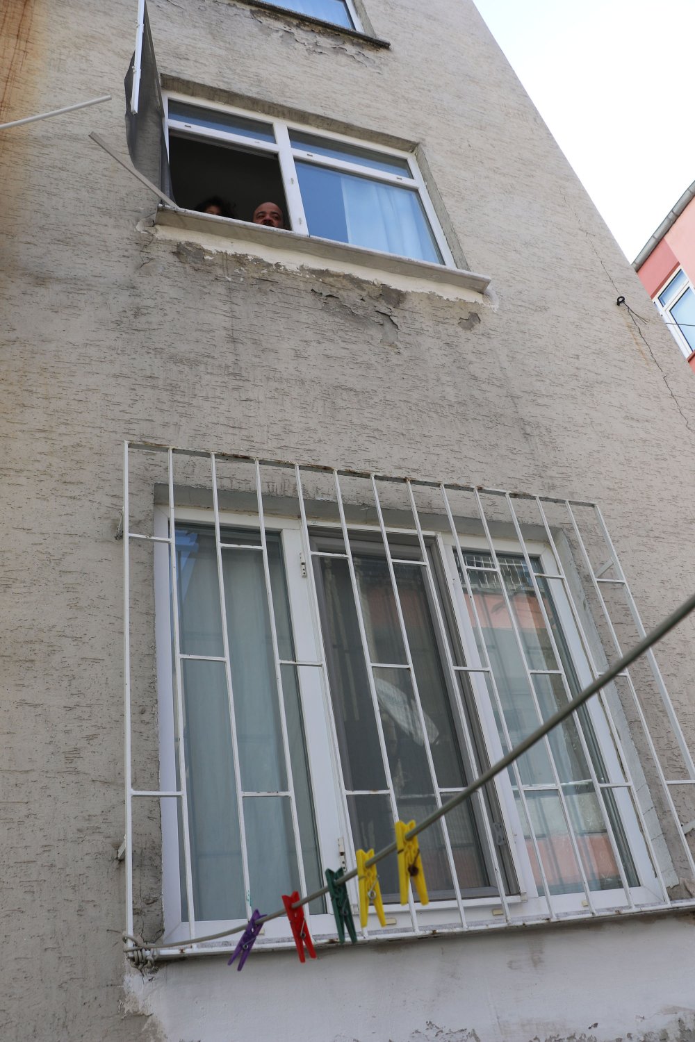 1'inci kattan düşen küçük kızı, çamaşır ipi kurtardı