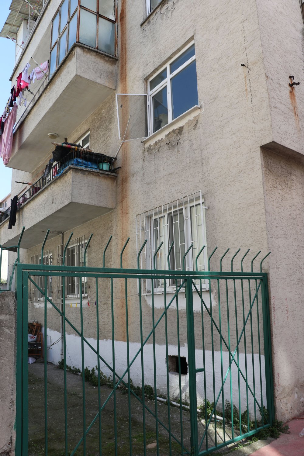 1'inci kattan düşen küçük kızı, çamaşır ipi kurtardı