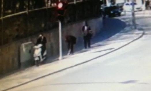 40 bin TL'lik 'altın' dolu poşeti düşürdü, bunu gören kişi cebine koyup uzaklaştı