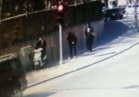 40 bin TL'lik 'altın' dolu poşeti düşürdü, bunu gören kişi cebine koyup uzaklaştı