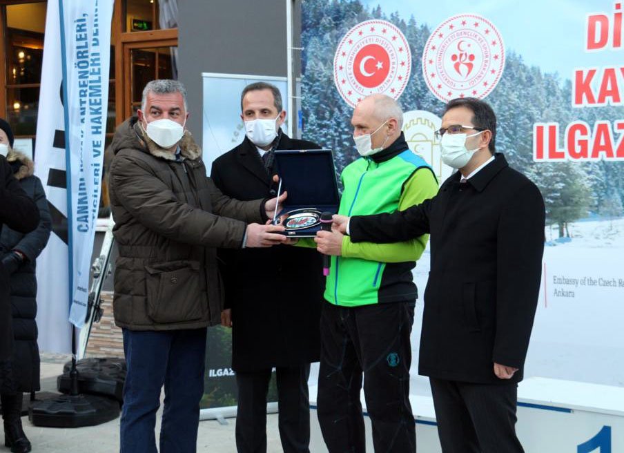 Çankırı'da diplomatlardan kayak pistinde yarış