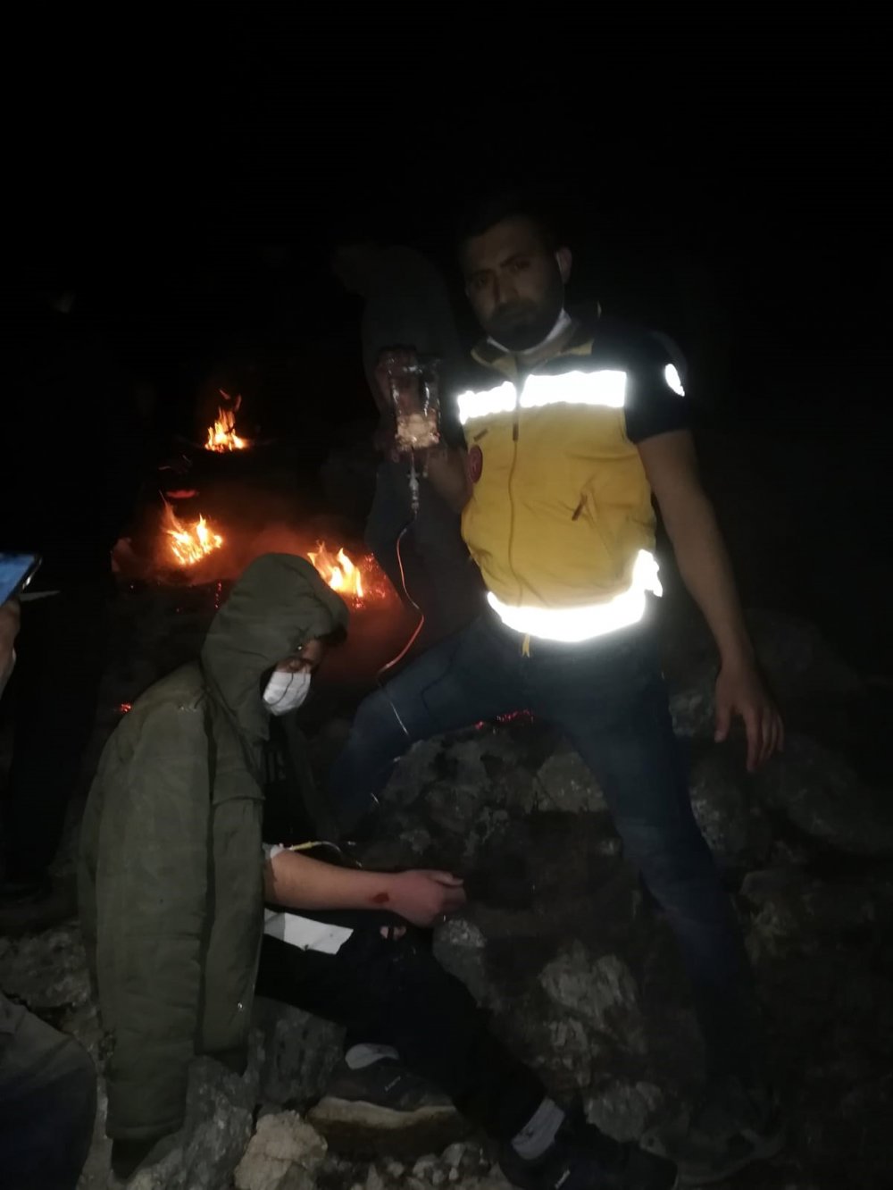 Dağda kayıp hayvanlarını ararken düşüp yaralanan 2 kişi, helikopterle kurtarıldı