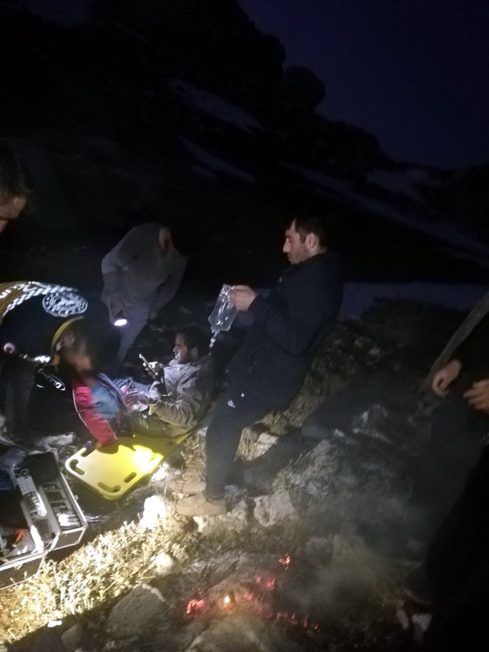 Dağda kayıp hayvanlarını ararken düşüp yaralanan 2 kişi, helikopterle kurtarıldı