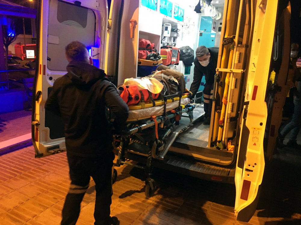Dağda kayıp hayvanlarını ararken düşüp yaralanan 2 kişi, helikopterle kurtarıldı