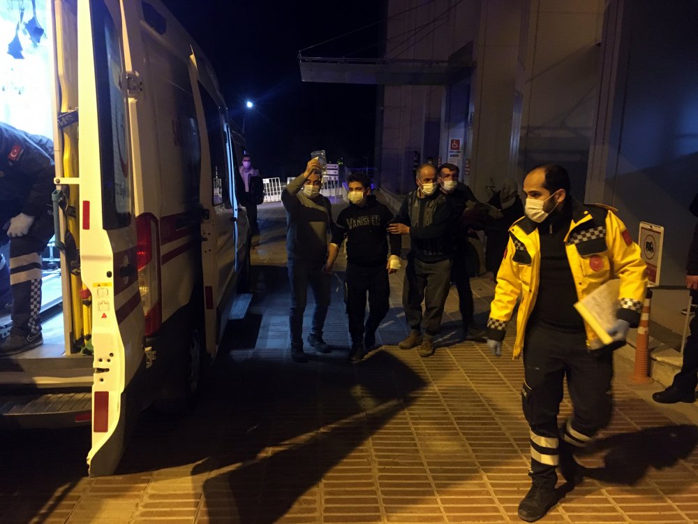 Dağda kayıp hayvanlarını ararken düşüp yaralanan 2 kişi, helikopterle kurtarıldı