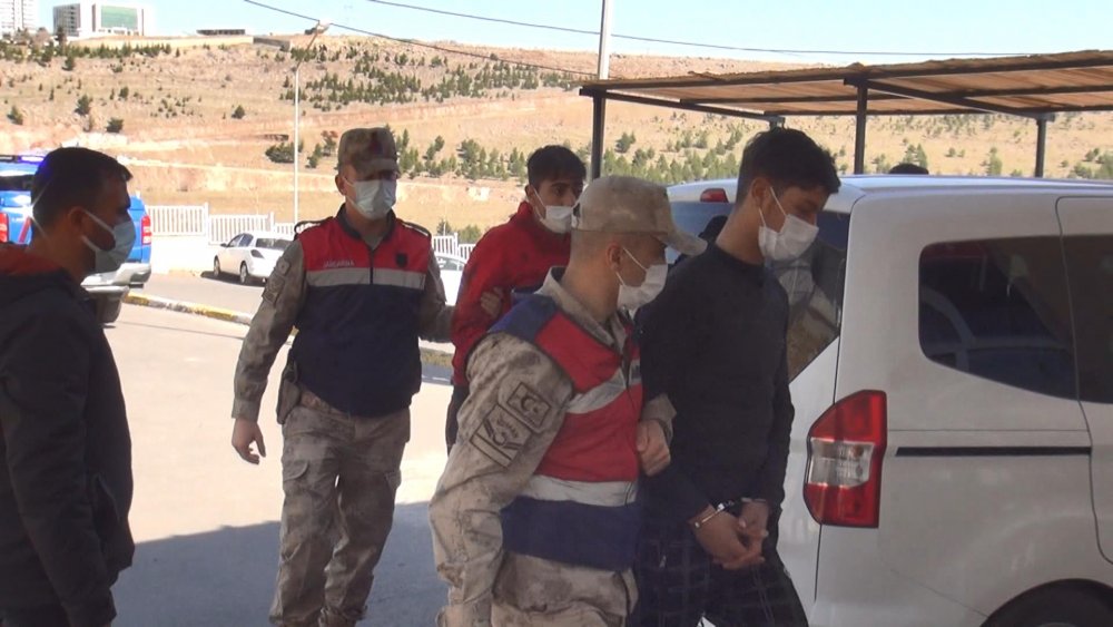 DEAŞ'lı 3 terörist, Suriye sınırında patlayıcılarla yakalandı