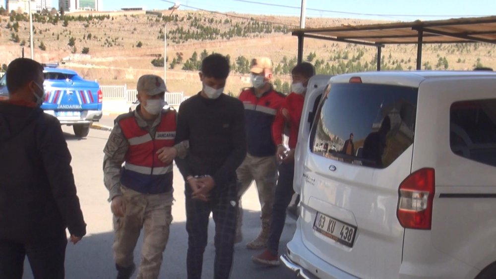 DEAŞ'lı 3 terörist, Suriye sınırında patlayıcılarla yakalandı