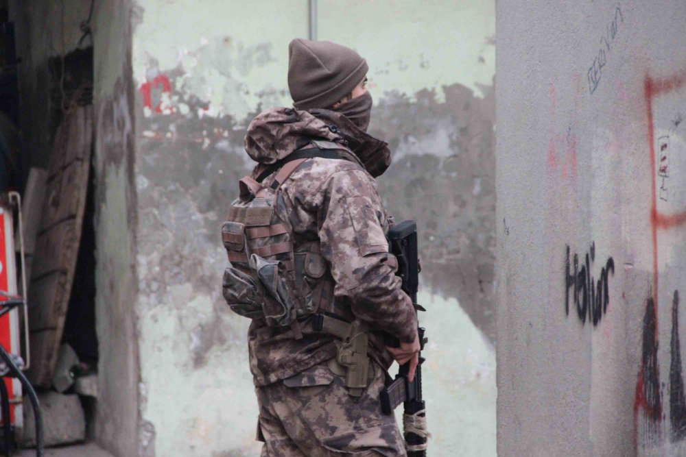 Diyarbakır'da terör operasyonu; HDP'li vekilin babası dahil 14 kişi gözaltında