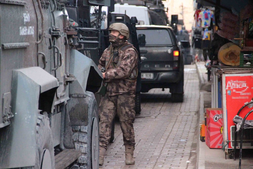 Diyarbakır'da terör operasyonu; HDP'li vekilin babası dahil 14 kişi gözaltında